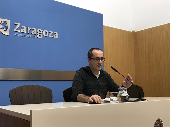 El concejal de ZeC, Albero Cubero, durante la rueda de prensa