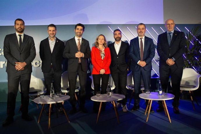 (i-d) El director de Digital Future Society, Esteban Redolfi; el director general de Red.es, David Cierco; el conseller de Política Digital y Administración Pública, Jordi Puigneró; la ministra de Economía, Nadia Calviño; el secretario de Estado de Agen