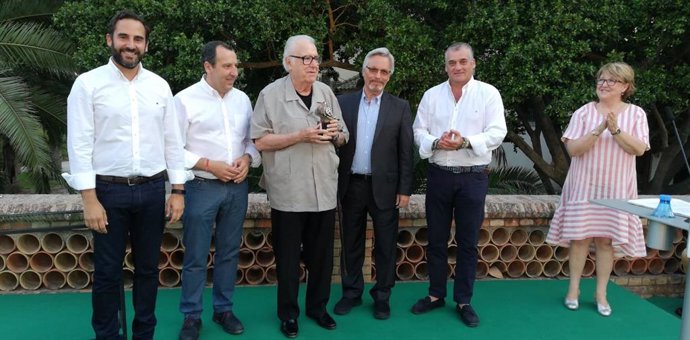 Eugenio Chicano junto a Daniel Pérez, José Luis Ruiz Espejo y Javier Carnero  en una imagen de archivo cuando recibió un reconocimiento de la militancia del PSOE de Málaga capital