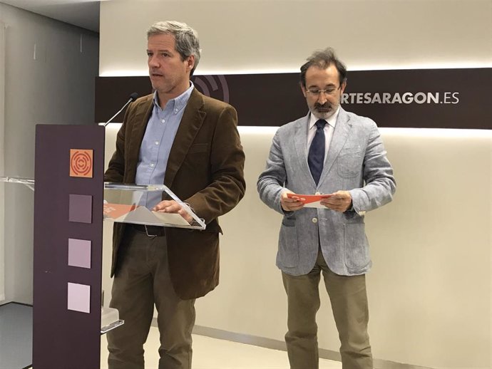 El portavoz de Cs, Daniel Pérez Calvo, junto José Luis Saz, también diputado del grupo parlamentario