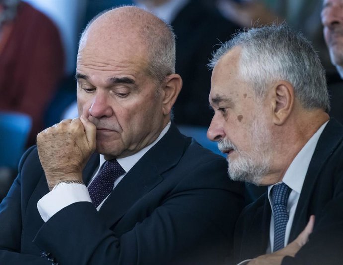 Los expresidentes Manuel Chaves (i) y José Antonio Griñán, en una imagen de archivo en un momento del juicio por la pieza política del caso ERE en la Audiencia de Sevilla 