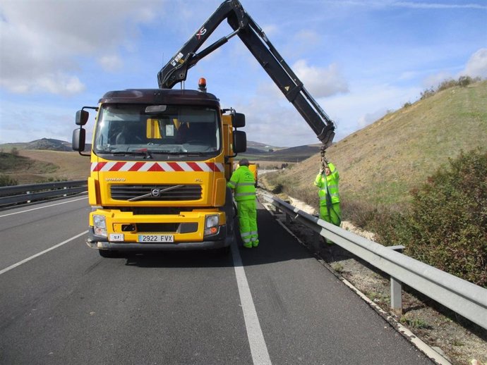 Operarios trabajan en el arreglo de una carretera de la zona oeste de la provincia de Málaga