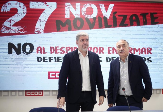 El secretario general de CC.OO, Unai Sordo (i) y el de UGT, Pepe Álvarez (d) en rueda de prensa  para valorar la situación política y económica del país.