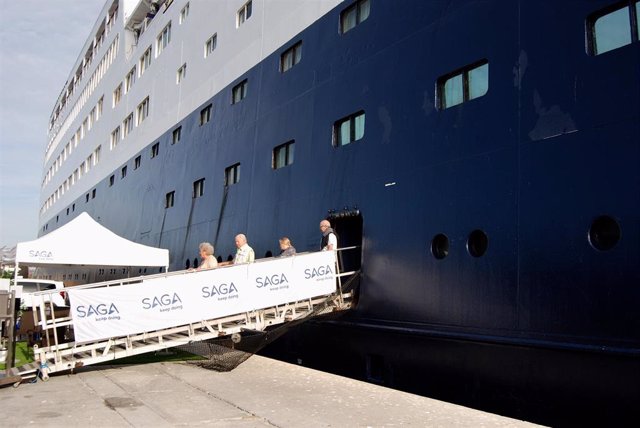 Imagen de los cruceristas del Saga Sapphire desembarcando en el Puerto de Motril