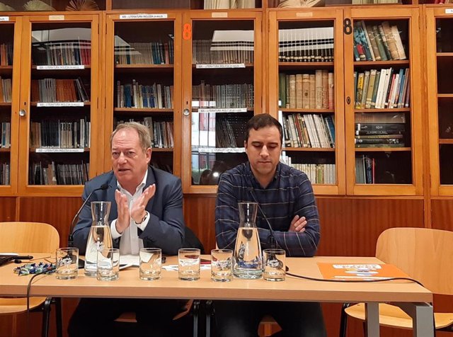 Los concejales del Ayuntamiento de Gijón, Aurelio Martín y Olmo Ron, durante la presentación de la campaña 'Pipí, Popó y Papel'