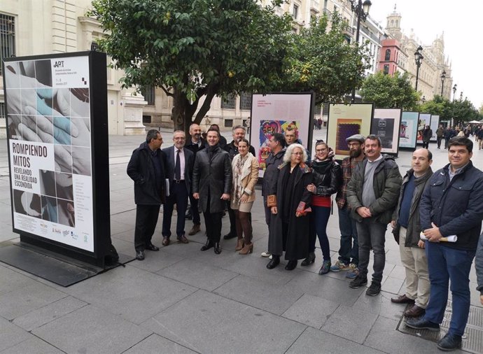 Muestra en la avenida de la Constitución de Sevilla sobre el sida