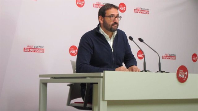 El secretario regional del PSOE, Sergio Gutiérrez, en rueda de prensa.