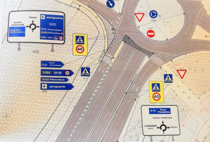 Dos semáforos con pulsador regularán el paso de peatones en la rotonda de Los LIrios, que modificará sus accesos desde Avenida de la Paz, según el plan acordado por el Ayuntamiento de Logroño y Demarcación de Carreteras de La Rioja.