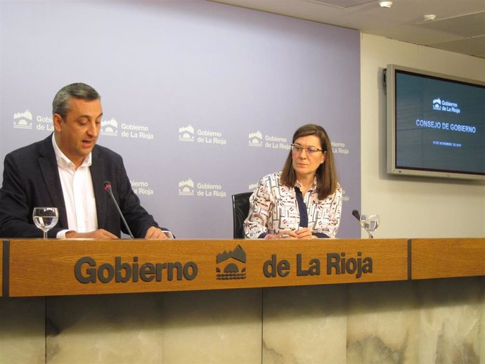 El portavoz del Gobierno, Chus del Río, y la consejera de Salud, Sara Alba, en comparecencia de prensa