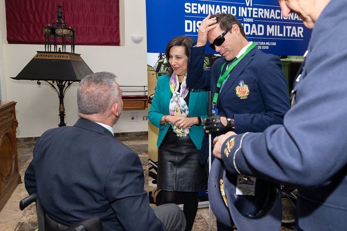 La ministra de Defensa en funciones, Margarita Robles, tras la inauguración del VI Seminario Internacional sobre Discapacidad Militar