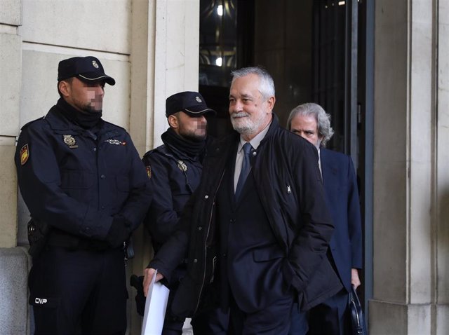 El ex presidente de la Junta, José Antonio Griñán, este martes a la salida de la Audiencia de Sevilla tras conocer la sentencia.