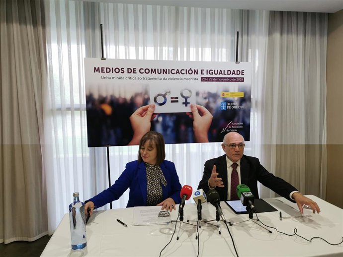 La secretaria xeral da Igualdade, Susana López Abella, y el presidente de la Asociación de Periodistas de Galicia, Arturo Maneiro, presentan un congreso sobre medios de comunicación y violencia machista.