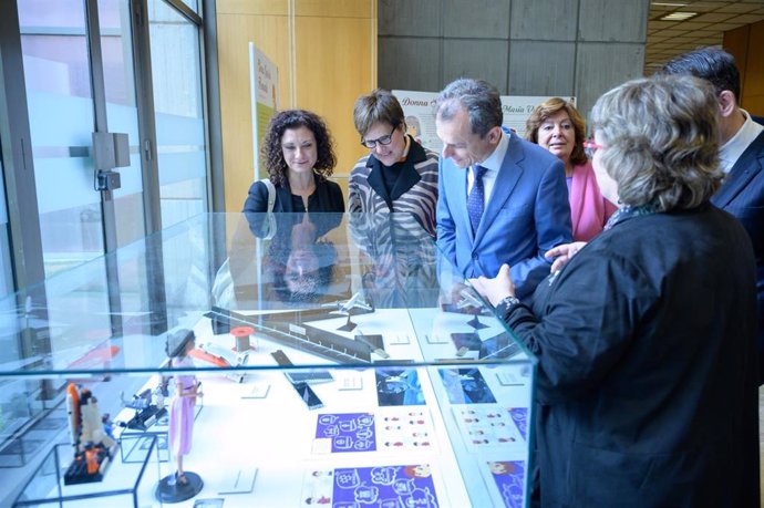 El ministro de Ciencia, Innovación y Universidades, Pedro Duque, visitando la exposición 'Mujeres ingeniosas' que acoge el Ministerio