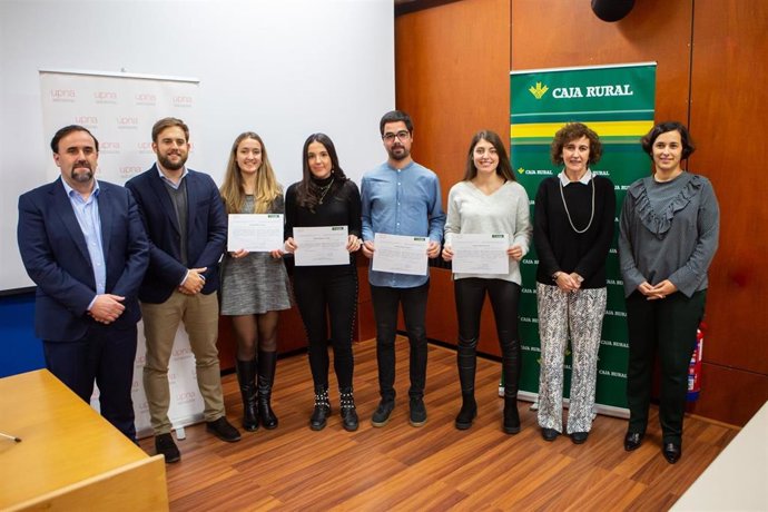 Los estudiantes premiados, junto a las autoridades.