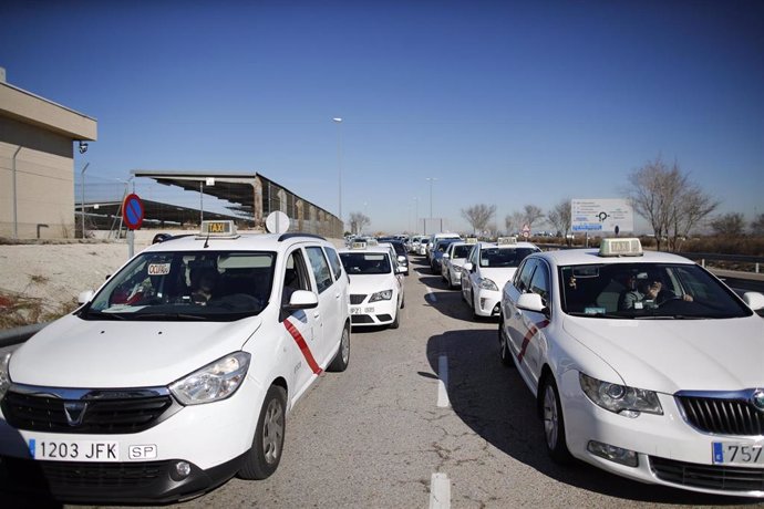 Un grupo de taxistas se dirgen a la T-4 del aeropuerto Adolfo Suárez Madrid-Barajas, donde se celebra el referéndum para decidir si se desconvoca o no la huelga indefinida, que inició el colectivo el 22 de enero de 2019. tras la negativa de la Comunidad