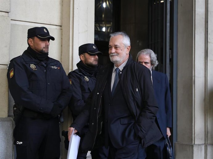 El ex presidente de la Junta, José Antonio Griñán, este martes a la salida de la Audiencia de Sevilla tras conocer la sentencia