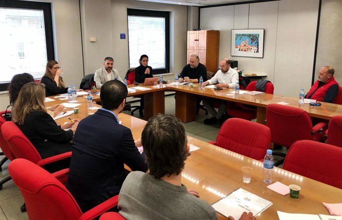 La consejera de Turismo, Juventud y Deportes, Cristina Sánchez,  en la Junta Directiva de la Federación Regional de Empresarios de Hostelería y Turismo (Hostemur)