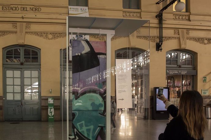 Puerta grafiteada de un vagón en la Estación del Norte