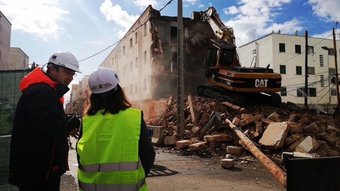 La regidora de Model de Ciutat, Neus Truyol, contempla la demolició del Bloc VIII de Camp Redó.