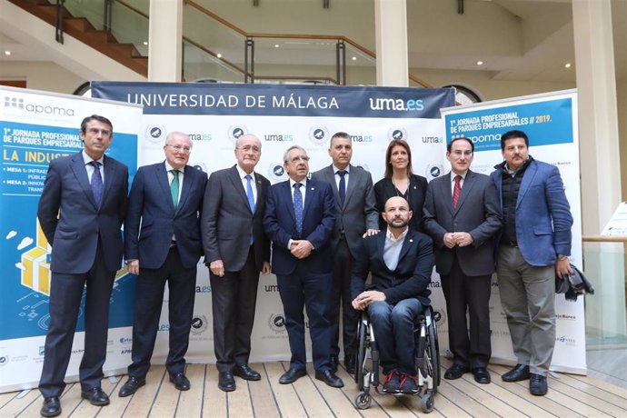 Foto de familia de la  I Jornada Profesional de Parques Empresariales de Málaga La Industria 4.0 celebrada en el Rectorado de la Universidad de Málaga