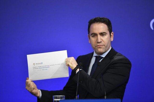 El secretario general del Partido Popular, Teodoro García Egea muestra un tuit del presidente del Gobierno en funciones, Pedro Sánchez en una rueda de prensa tras la reunión del Comité de Dirección del Partido Popular en la sede nacional del PP, en Madrid