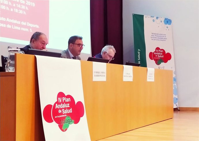 El delegado de Salud en Málaga, Carlos Bautista, en el centro, inaugura una jornada sobre envejecimiento saludable.