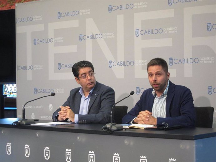 El presidente del Cabildo de Tenerife, Pedro Martín, y el consejero de Lucha contra el Cambio Climático, Javier Rodríguez, en rueda de prensa
