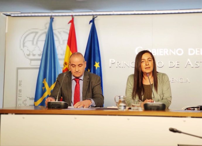 Rueda de prensa de la DG de Igualdad, Nuria Varela, y el director general del Consorcio de Transportes de Asturias, Carlos González Lozano, para presentar la campaña del 25N.