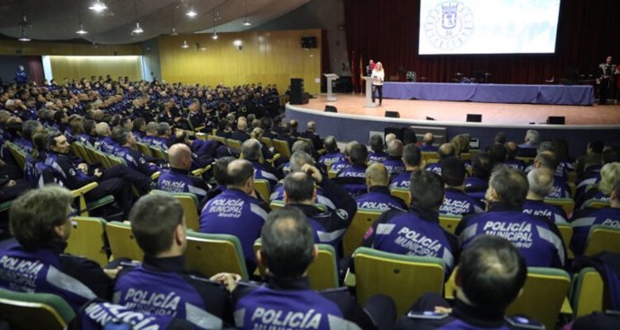 Acto de entrega de medallas a agentes de la Policía Municipal por 25 años de servicio
