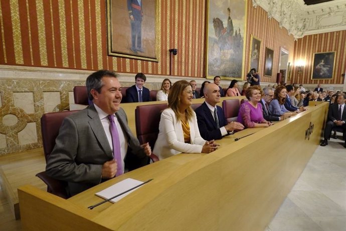 El alcalde de Sevilla, Juan Espadas, y su equipo, durante el Pleno de constitución del gobierno local