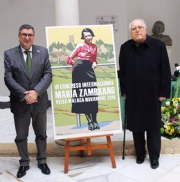 El alcalde de Vélez, Antonio Moreno Ferrer (i) junto al pintor Eugenio Chicano (d) en la presentación de un cartel en 2018 elaborado por el artista malagueño.