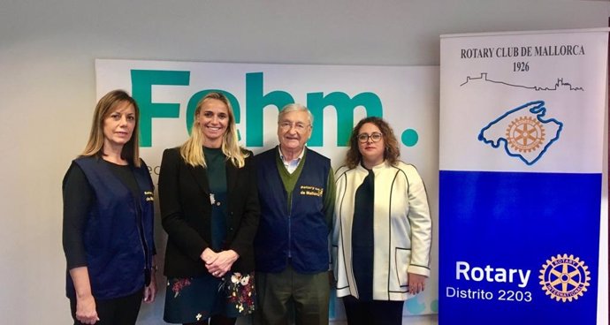 La presidenta de FEHM, Maria Frontera, ha hecho entrega simbólica este martes de la cantidad recogida al Rotary Club Mallorca, representado por Queta Romaguera y Fernando Mulet.