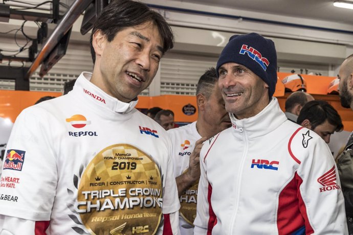 El team manager del Repsol Honda Team, Alberto Puig (derecha), celebra la 'Triple Corona' del equipo en 2019