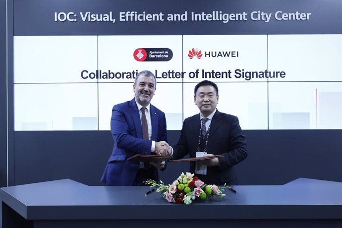 El Teniente De Alcalde Jaume Collboni Y El Vicepresidente De La Unidad De Negocio De Empresas De Huawei, Sun Fuyou