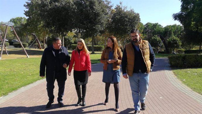 La alcaldesa de Alcalá, Ana Isabel Jiménez, junto al delegado de Servicios Urbanos, José Antonio Montero, visita una de estas zonas ajardinadas