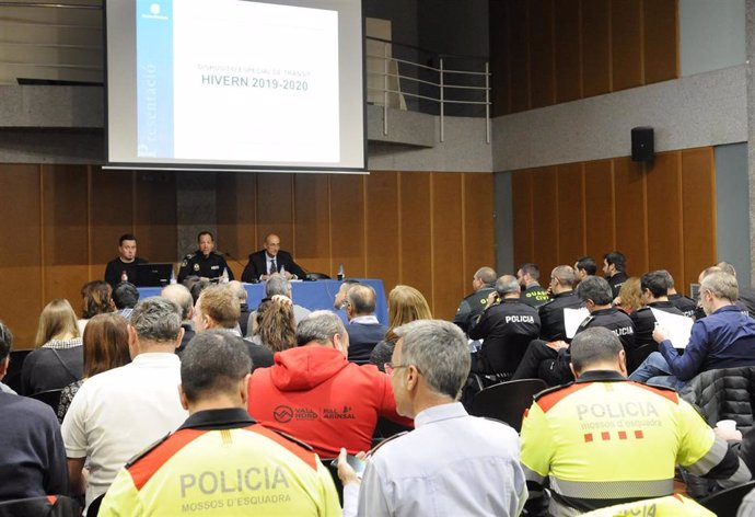 El director adjunto de la Policia, Bruno Lasne, y el director de Movilidad, Jaume Bonell (al medio y a la derecha de la mesa respectivamente), en la presentación de este martes