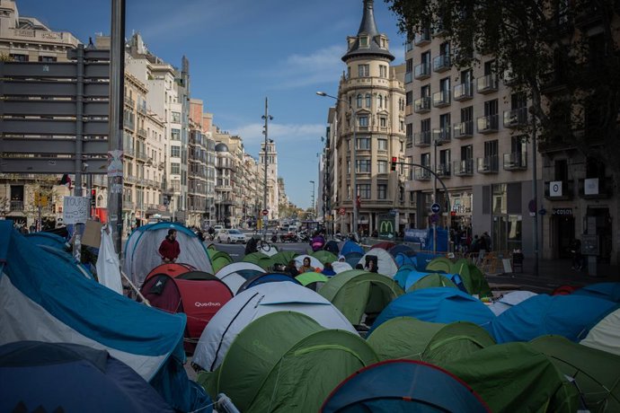 Tendes de campanya a la plaa de la Universitat de Barcelona, on uns 200 estudiants acampen en senyal de protesta contra la sentncia del judici del procés, 8 de novembre del 2019 (ARXIU).