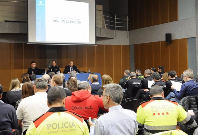 El director adjunt de la Policia, Bruno Lasne, i el director de Mobilitat, Jaume Bonell (al mig i a la dreta de la taula respectivament), en la presentació d'aquest dimarts.