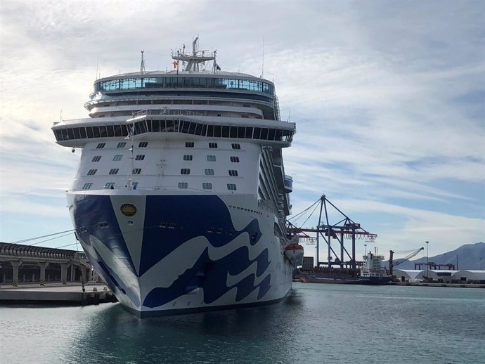 El crucero de lujo dirigido a un público norteamericano Sky Princess visita por primera vez el puerto de Málaga