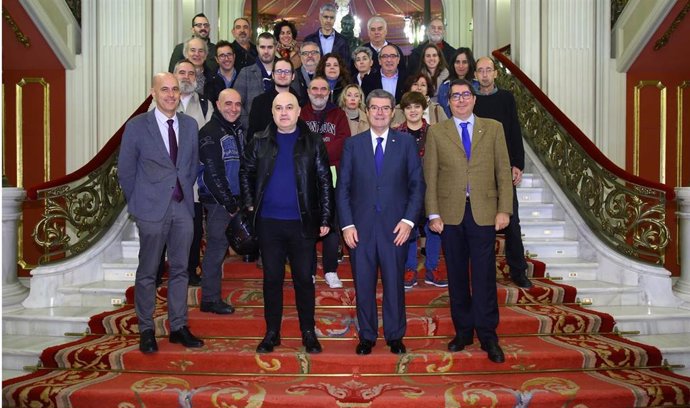 El alcalde de Bilbao, Juan Mari Aburto, junto con representantes de las Artes Escénicas de la Villa