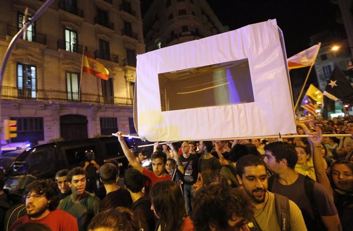 Estudiantes se manifiestan frente a la Jefatura de Policía de Vía Laietana en Barcelona.