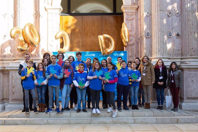 Troncoso (tercera por la izda.) junto a miembros del Consejo Provincial de Infancia