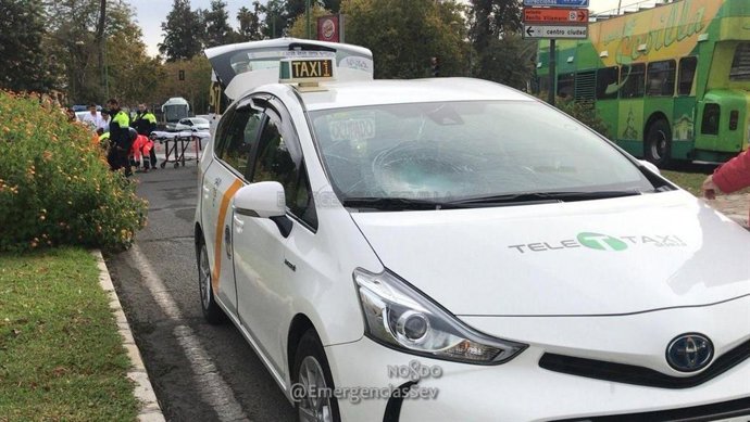 Estado del taxi tras el choque con el patinete en Sevilla
