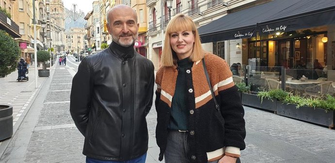 Los concejales María Cantos y Francisco Díaz en la calle Bernabé Soriano