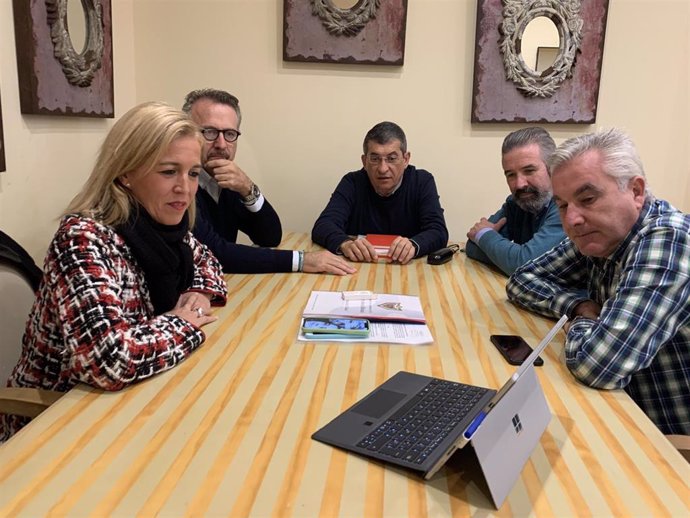 Eva Pajares reunida con un colectivo para la reconstrucción del fuerte de Santa Bárbara en La Línea