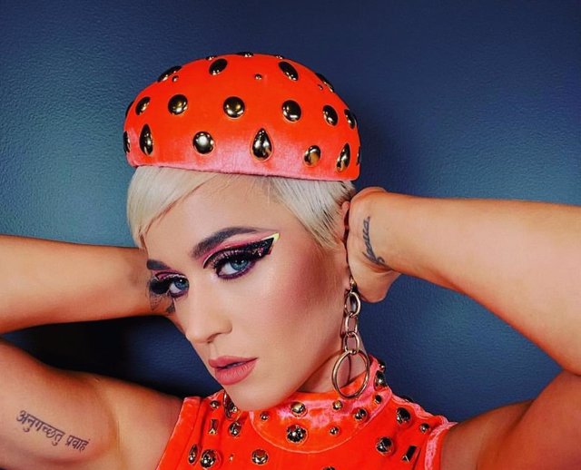 Katy Perry apuesta por el maquillaje holográfico