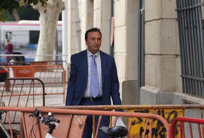 El juez del caso ERE, Juan Antonio Calle Peña, llega a la Audicienda Provincial de Sevilla para hacer pública la sentencia de la 'pieza política' del caso ERE