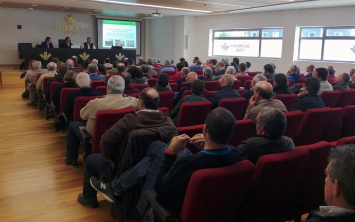 Jaén.- Un centenar de cooperativas aclaran dudas sobre la licitación del almacen