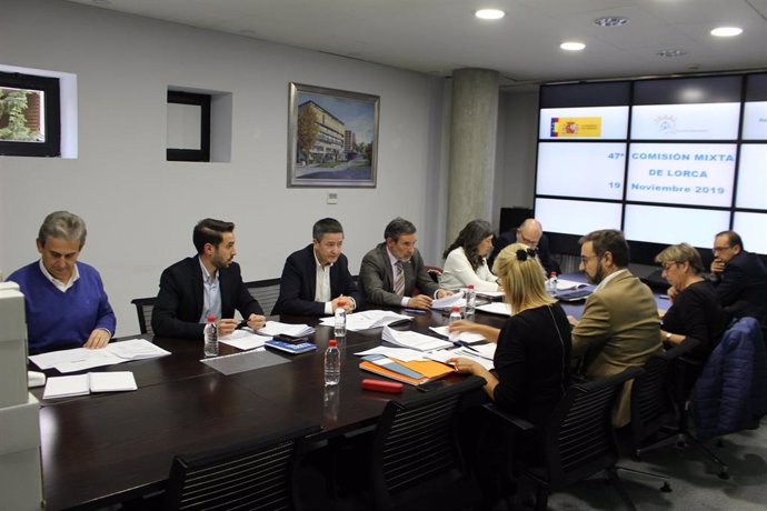 El secretario general de la Consejería de Fomento e Infraestructuras, Enrique Ujaldón, presidió hoy la reunión de la Comisión Mixta por los Terremotos de Lorca