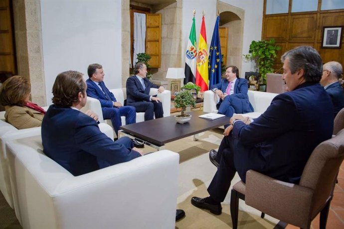 Guillermo Fernández Vara se reúne en Mérida con los responsables de Abanca